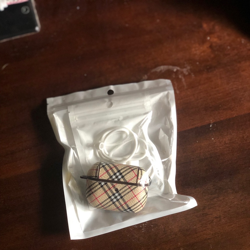Burberry pattern airpod pro case 🖤❤️